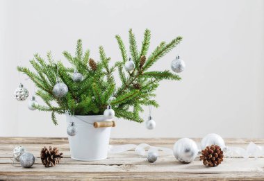 Eski ahşap masa kovanın içinde Noel köknar