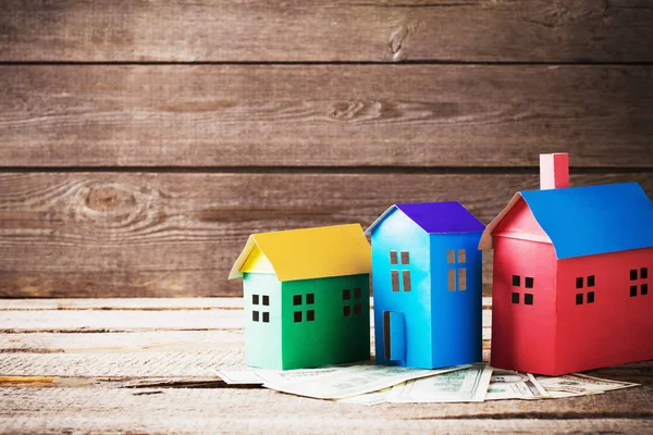 Papier huis op oude houten tafel — Stockfoto