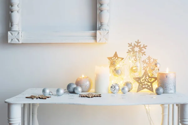 Dekorację świąteczną ze świecami na tle białej ściany — Zdjęcie stockowe