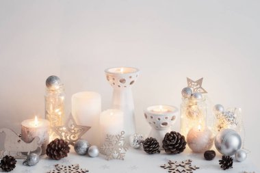 Arka plan beyaz duvar mumlar ile Noel dekorasyon