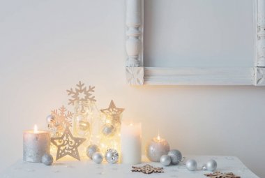 Arka plan beyaz duvar mumlar ile Noel dekorasyon