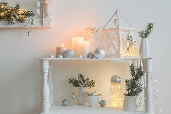 Décoration de Noël avec des bougies sur fond blanc mur — Photo