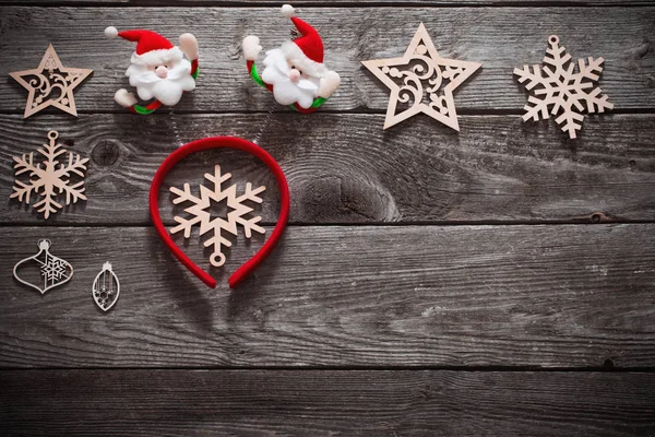 Decoração de Natal com pequeno chapéu vermelho no velho backgroun de madeira — Fotografia de Stock