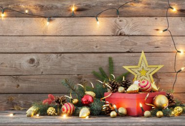 Noel oyuncaklar ve eski ahşap arka plan üzerinde kırmızı kutu