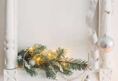 Arka plan beyaz duvar Noel dekorasyon