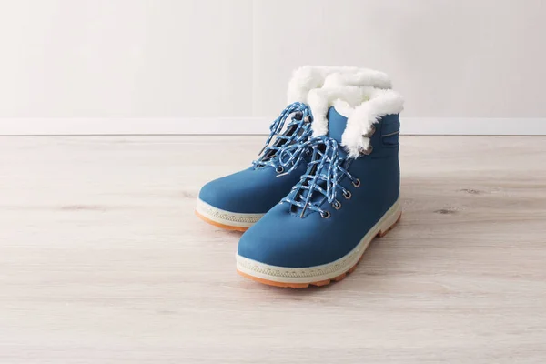 Μπλε παπούτσια χειμώνα σε ξύλινο πάτωμα — Φωτογραφία Αρχείου