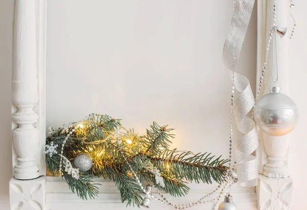 Kerstdecoratie op witte achtergrond muur — Stockfoto