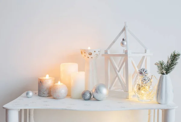 Decoração de Natal com velas no fundo parede branca — Fotografia de Stock