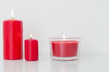 beyaz zemin üzerine kırmızı mum