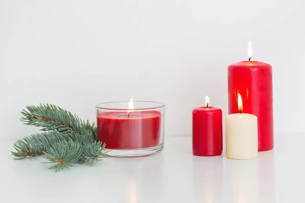 Рождественское оформление со свечами на белом фоне — стоковое фото