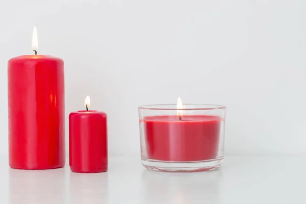 Красная свеча на белом фоне — стоковое фото