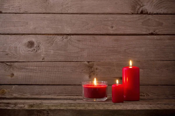 Candele rosse su sfondo di legno scuro — Foto Stock