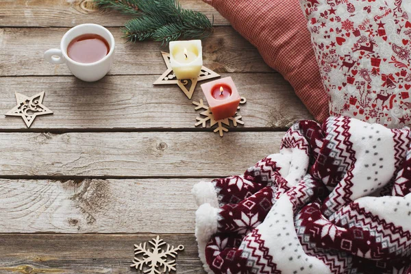 Kaarsen en Kerstdecoratie op houten achtergrond — Stockfoto