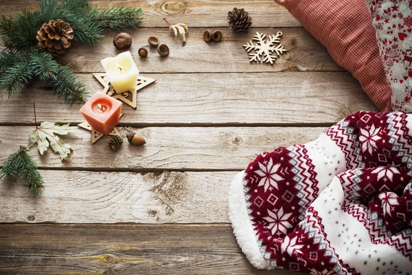 Kaarsen en Kerstdecoratie op houten achtergrond — Stockfoto