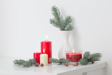 Beyaz zemin üzerine mumlar ile Noel dekorasyon