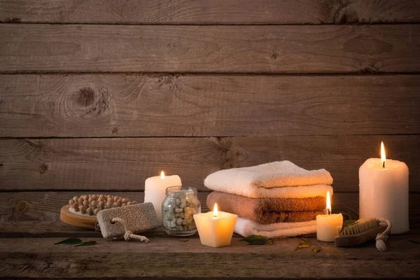 Schöne Komposition der Wellness-Behandlung auf dunklem Holzgrund — Stockfoto