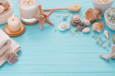 Spa kavramı mavi ahşap zemin üzerine mumlar ile