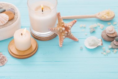 Spa kavramı mavi ahşap zemin üzerine mumlar ile