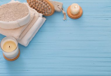 Spa kavramı mavi ahşap zemin üzerine mumlar ile