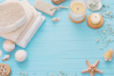 Spa kavramı mavi ahşap zemin üzerine mumlar ile