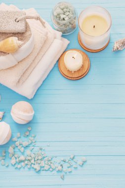 Spa kavramı mavi ahşap zemin üzerine mumlar ile