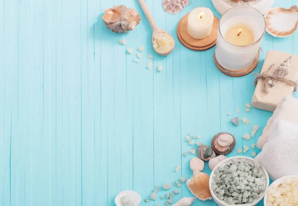 Concepto de spa con velas sobre fondo de madera azul —  Fotos de Stock