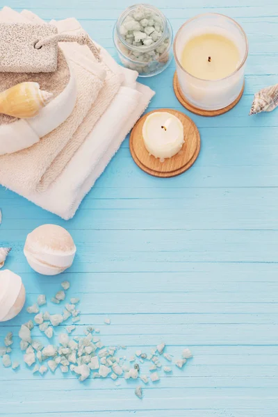 Concepto de spa con velas sobre fondo de madera azul —  Fotos de Stock