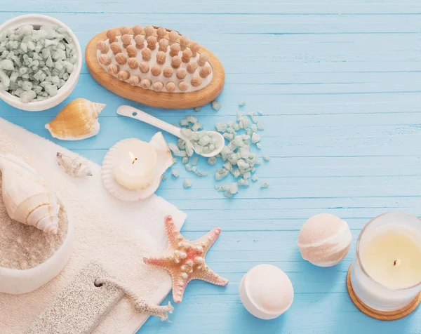 Concepto de spa con velas sobre fondo de madera azul —  Fotos de Stock