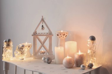 Arka plan beyaz duvar mumlar ile Noel dekorasyon