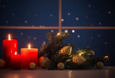 Noel mumlar arka plan gece penceresinde