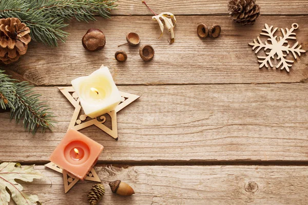 Velas y decoración navideña sobre fondo de madera — Foto de Stock