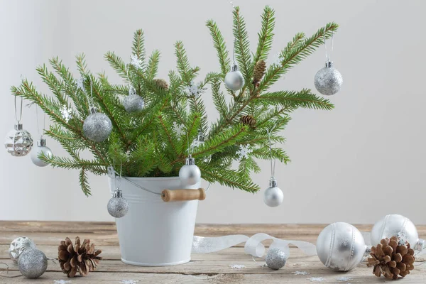 Kerst fir in emmer op oude houten tafel — Stockfoto