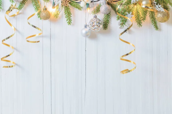 白い木製の背景のクリスマスの装飾 — ストック写真