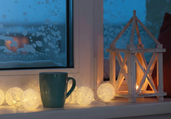 Decoração de inverno com velas e guirlanda — Fotografia de Stock