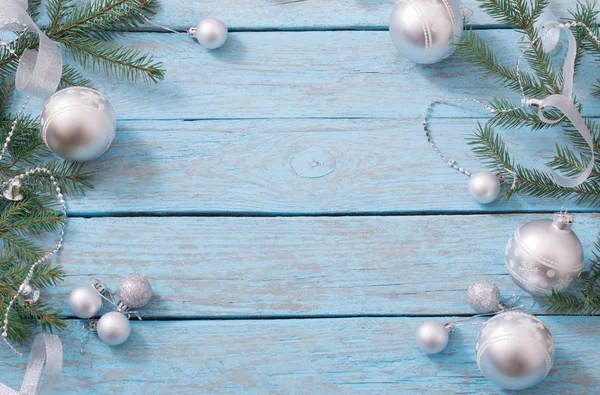 Decoración de Navidad sobre fondo de madera azul —  Fotos de Stock