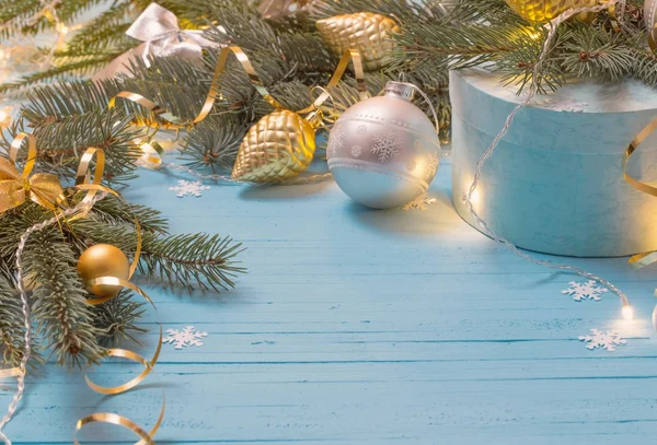 Kerstmis achtergrond met spar branchs en ballen — Stockfoto