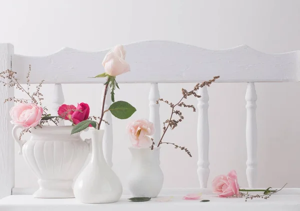 Pink roses on vintage wooden white shelf — Stock Photo, Image