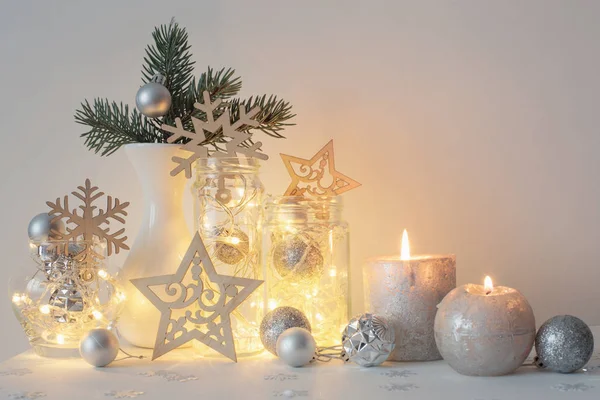 Arka plan beyaz duvar mumlar ile Noel dekorasyon — Stok fotoğraf