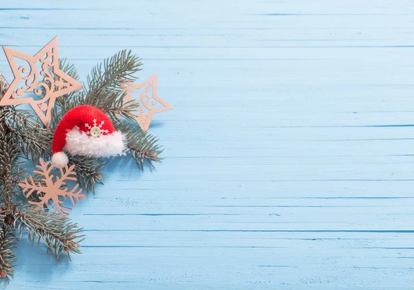 红色圣诞老人帽子在蓝色木背景 — 图库照片