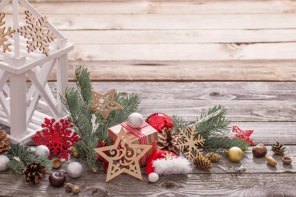 Kerstdecoratie met witte lantaarn op houten achtergrond — Stockfoto