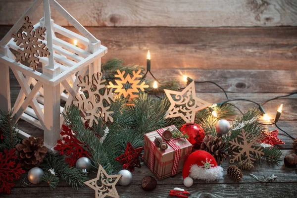 Decoração de Natal com lanterna branca sobre fundo de madeira — Fotografia de Stock