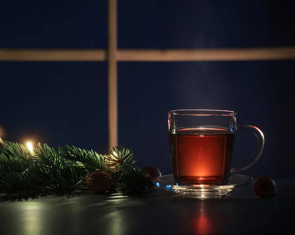 Taza de té en la ventana de noche de fondo — Foto de Stock