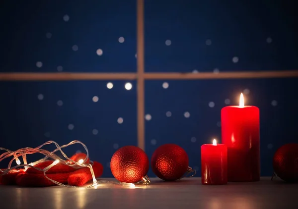 Kerst kaarsen op achtergrond nacht venster — Stockfoto