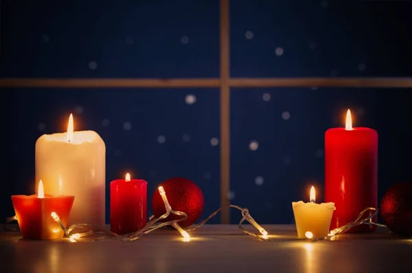 Kerst kaarsen op achtergrond nacht venster — Stockfoto