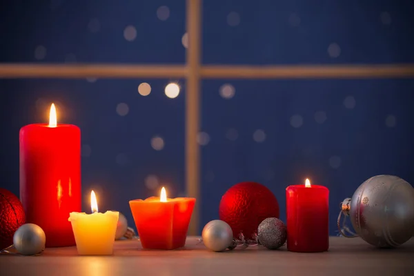 Kerst kaarsen op achtergrond nacht venster — Stockfoto