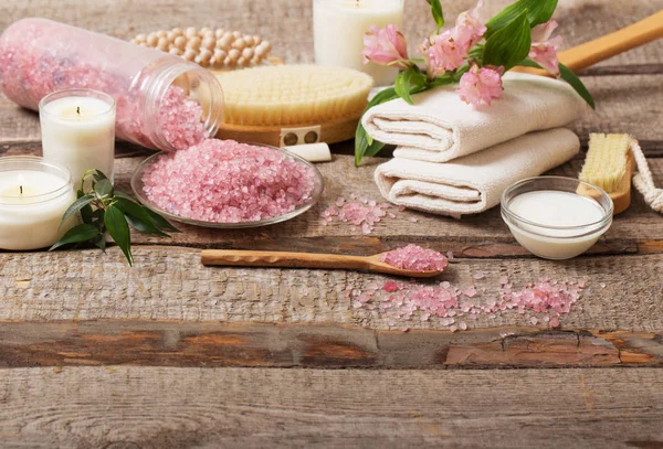 Spa achtergrond met kaarsen en roze zeezout — Stockfoto