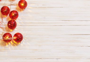 Ahşap arka planda Noel ışıkları