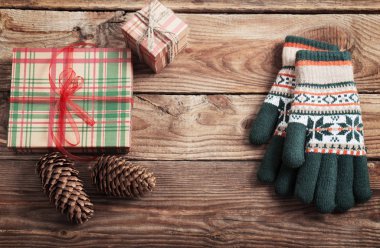 Noel hediyeleri ve ahşap arka plan mittens