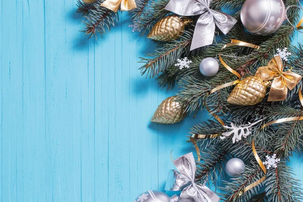 Decoração de Natal em fundo de madeira azul — Fotografia de Stock