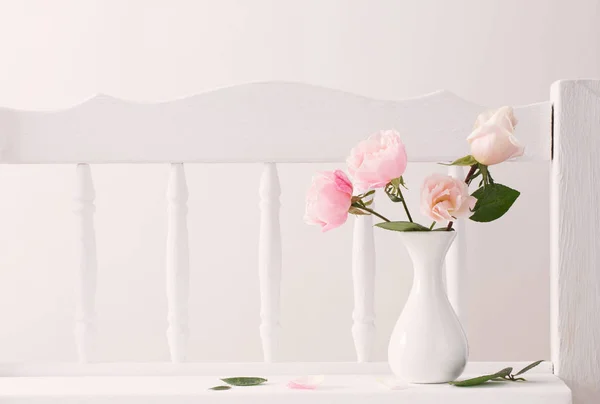 ヴィンテージの木製の白い棚にピンクのバラ — ストック写真
